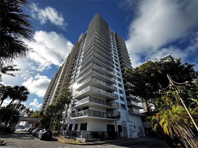 Foto del edificio - 18151 NE 31st Ct