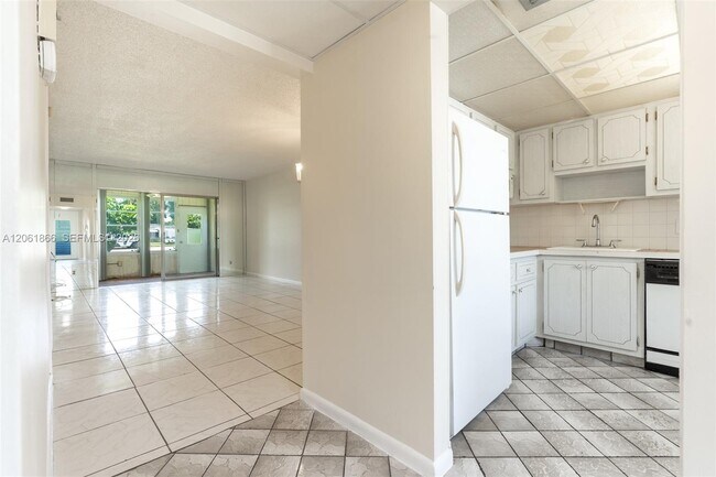 Foto del edificio - 7877 Golf Cir Dr