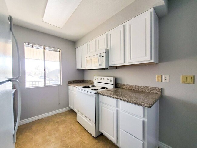 Beautiful Bright Kitchen - 5061 River Glen Dr
