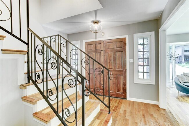 Building Photo - 623 Bendwood Dr