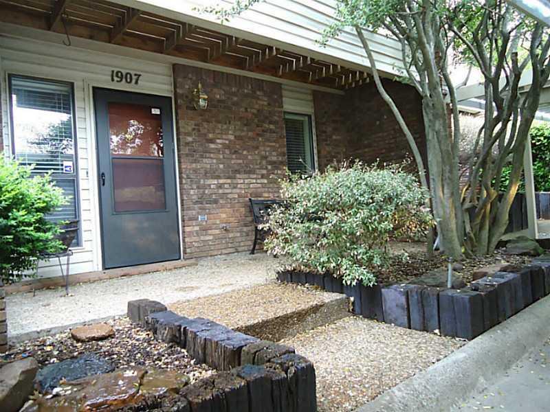 Foto principal - 1907 E Oaks Dr