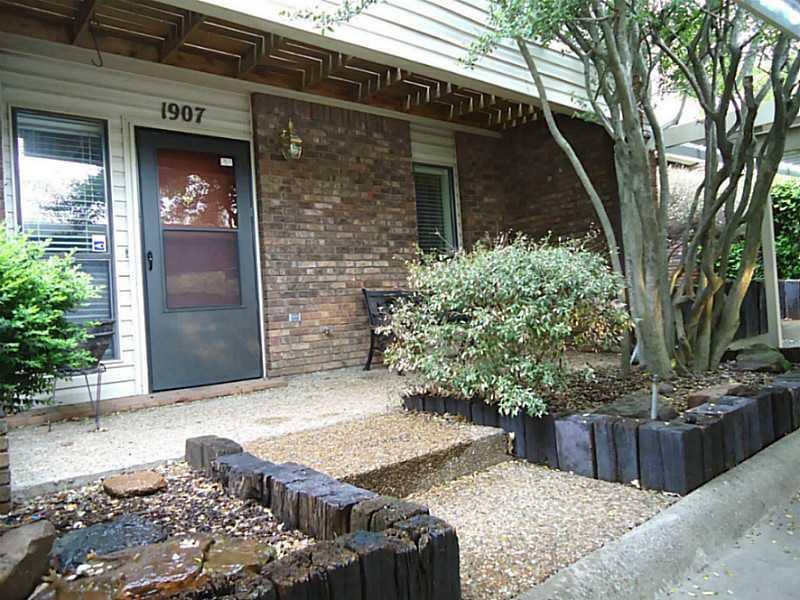 Primary Photo - 1907 E Oaks Dr