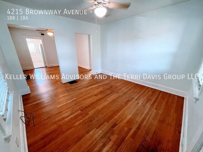Foto del edificio - 4215 Brownway Avenue - 1