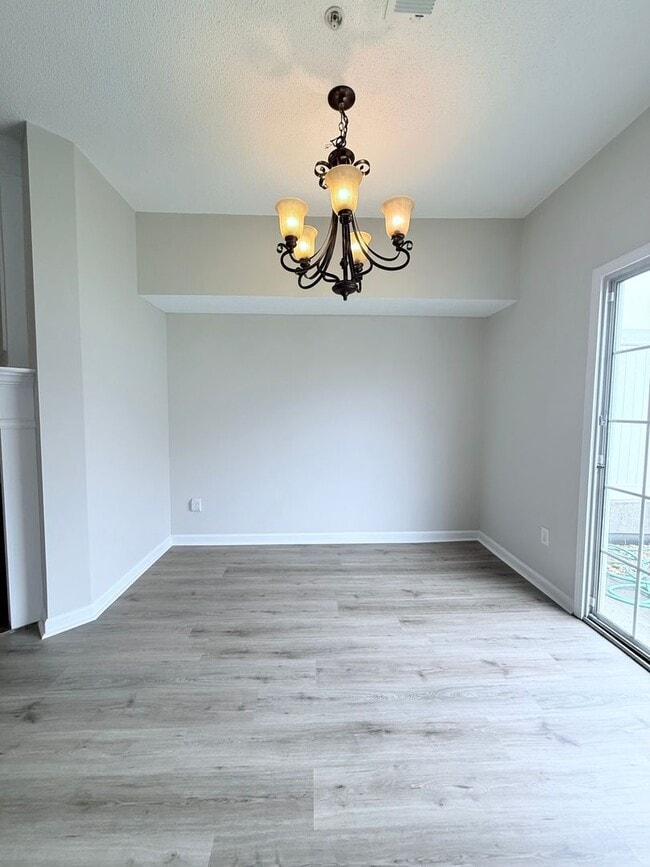 Building Photo - 2 Bedroom Townhome in gated community - Cu...