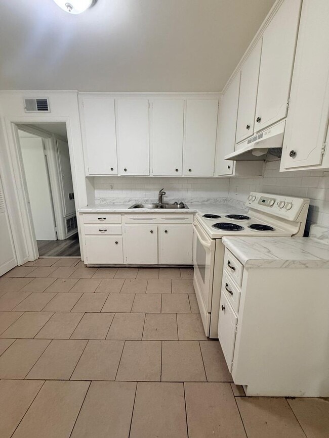 Building Photo - 426 Brookview Dr