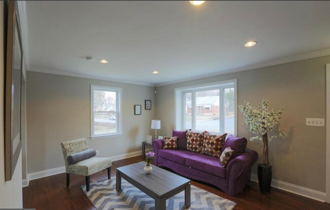 Foto del edificio - 720 Silver Creek Rd
