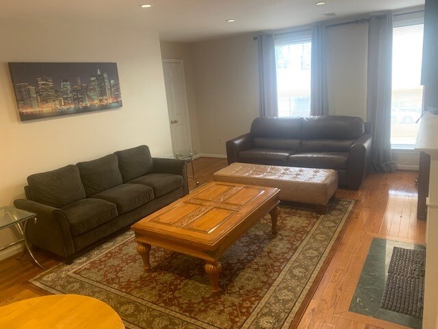 Living Rm - 1622 H St SE
