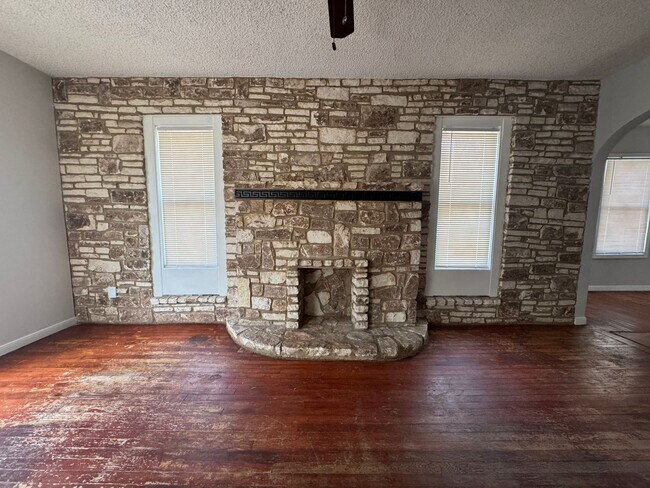 Building Photo - *2 Bedroom/ 1 Bathroom* Near Shopping and ...