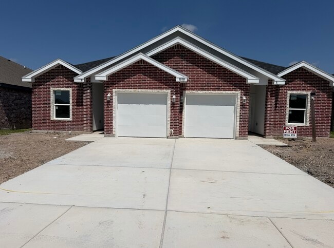 Building Photo - 1018 Escondido Ln E