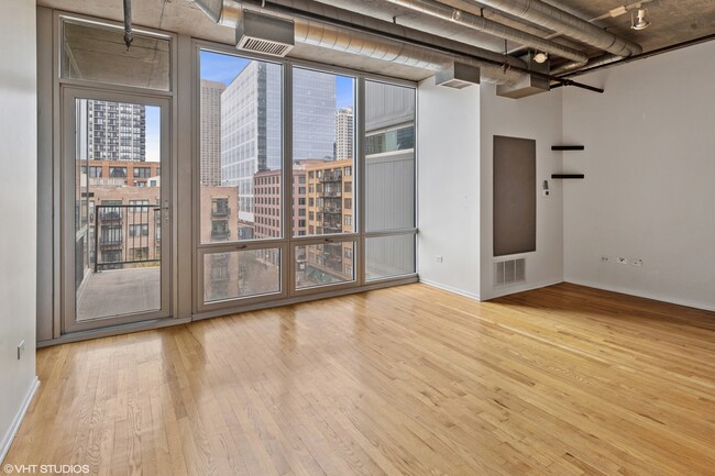 Building Photo - 700 W Van Buren St