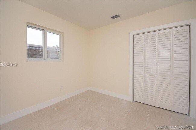 Building Photo - 1431 NE 156th Terrace