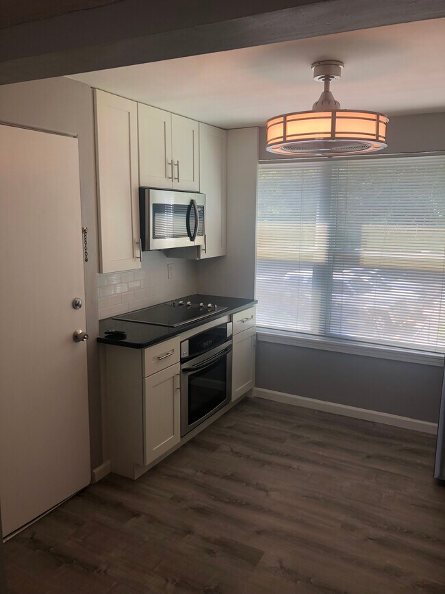 10136 Manchester Rd Unit D, Kirkwood, MO 63122 Apartments 10136