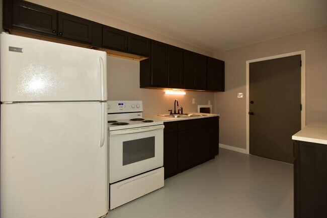 Building Photo - Welcome to Roosevelt Road!