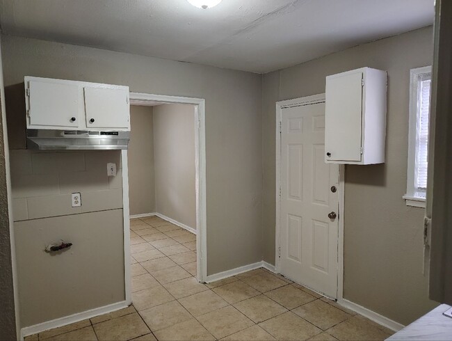 Foto del edificio - A rare find - 2 bathrooms! Move-in special...