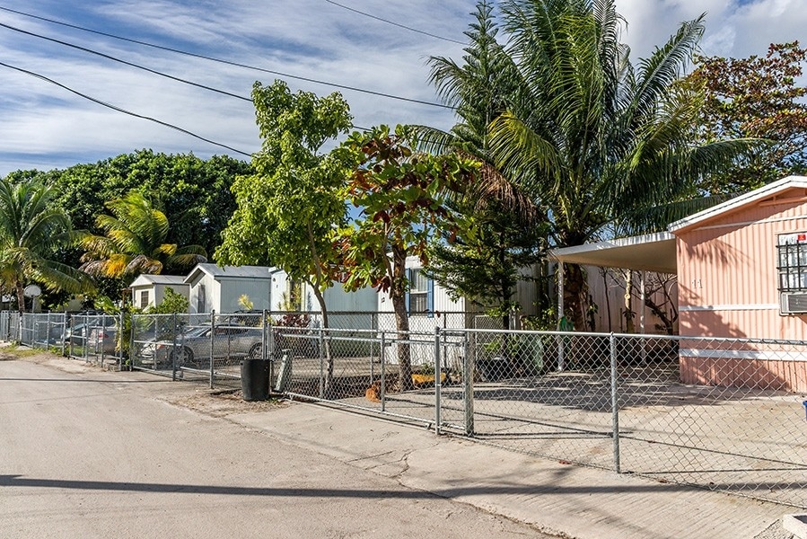 Palm Lakes Mobile Home Park Apartments in Miami, FL