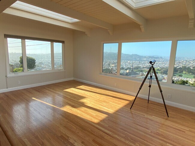 Foto del edificio - Spectacular view, 3bed 3bath Fmly rm, sun ...