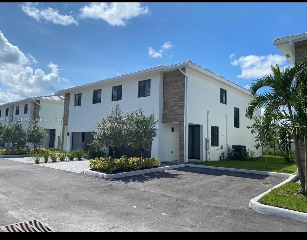 3282 SW 44th St, Dania Beach, FL 33312 Townhome Rentals in Dania