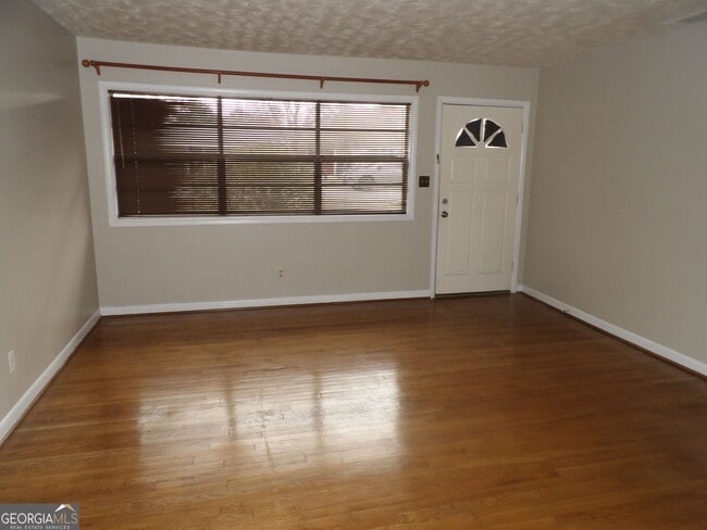 Foto del edificio - 5261 Heather Ln