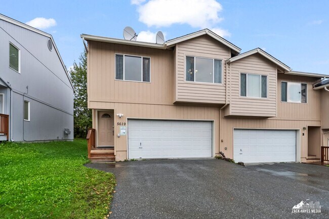 Building Photo - Townhouse — Beautiful 3-Bed / 2-Bath, 2-St...
