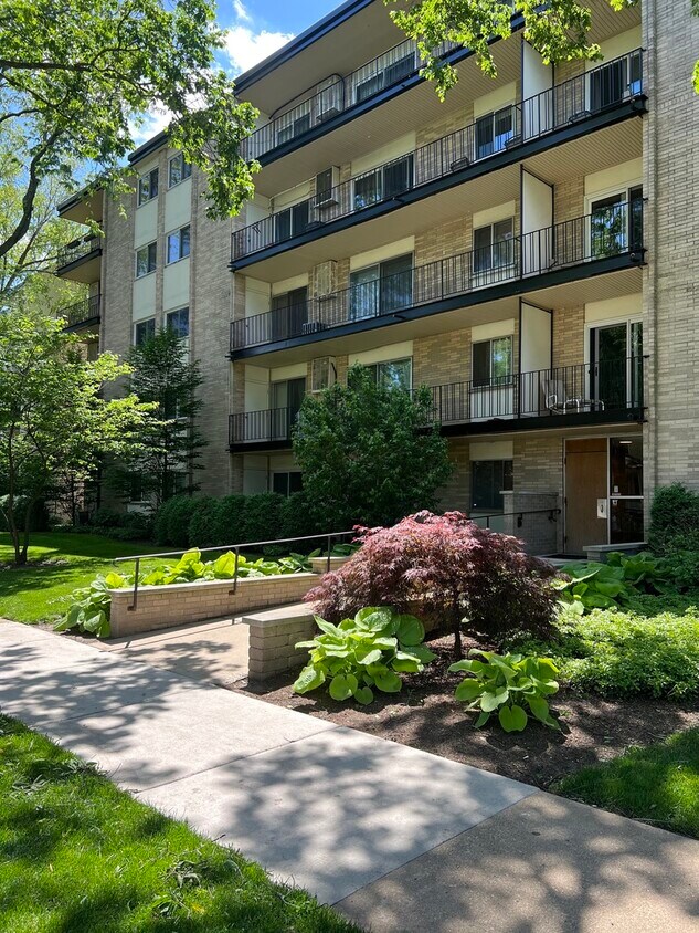 Foto principal - 828 Oakton St