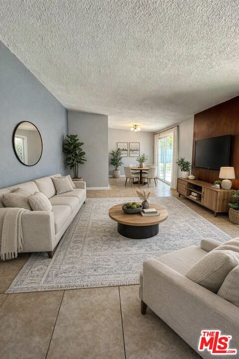 Foto del edificio - 8198 Helena Ave