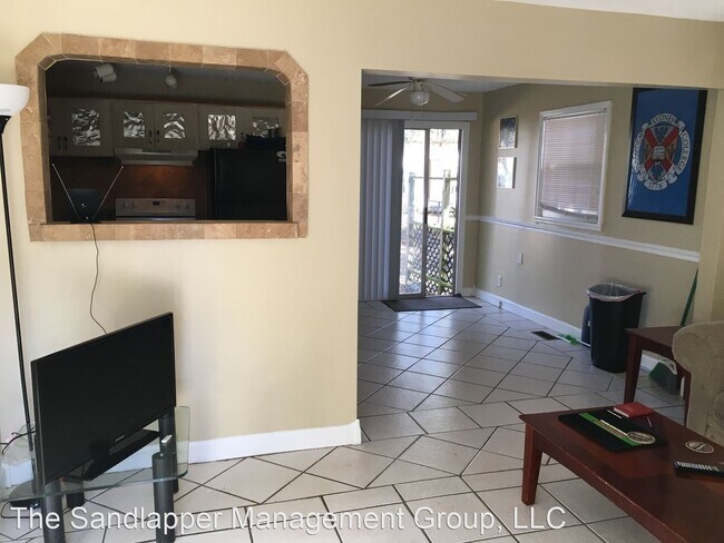 Building Photo - 3 br, 1 bath House - 1122 N Shadow Drive