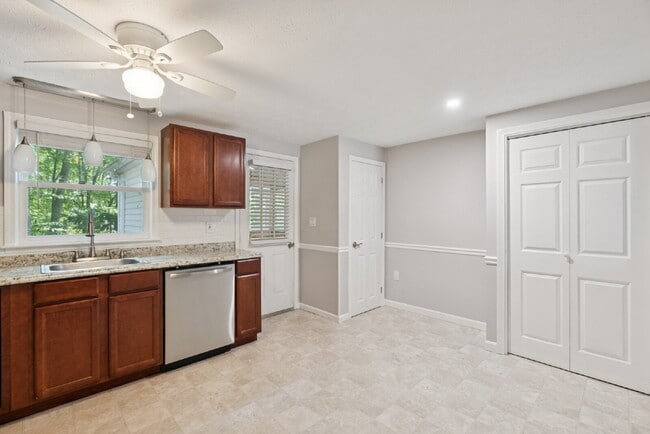 Building Photo - Beautiful 2Bed/1Bath condo in desirable co...