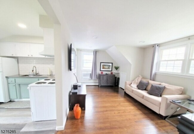 Building Photo - 556 Broughton Ave