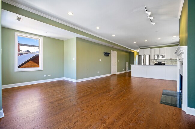 Building Photo - 2131 W Evergreen Ave
