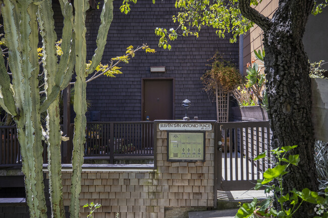Entrada - 7-11 San Antonio Pl