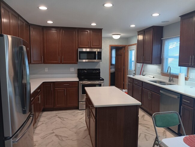Kitchen w/island, quartz countertops and loads of storage - 1517 S River Rd