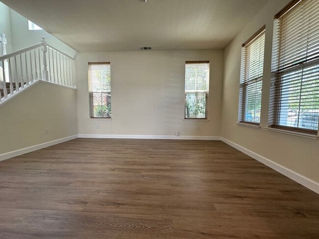 Building Photo - COMING SOON! 5 Bed, 3 Bath in Rose Garden