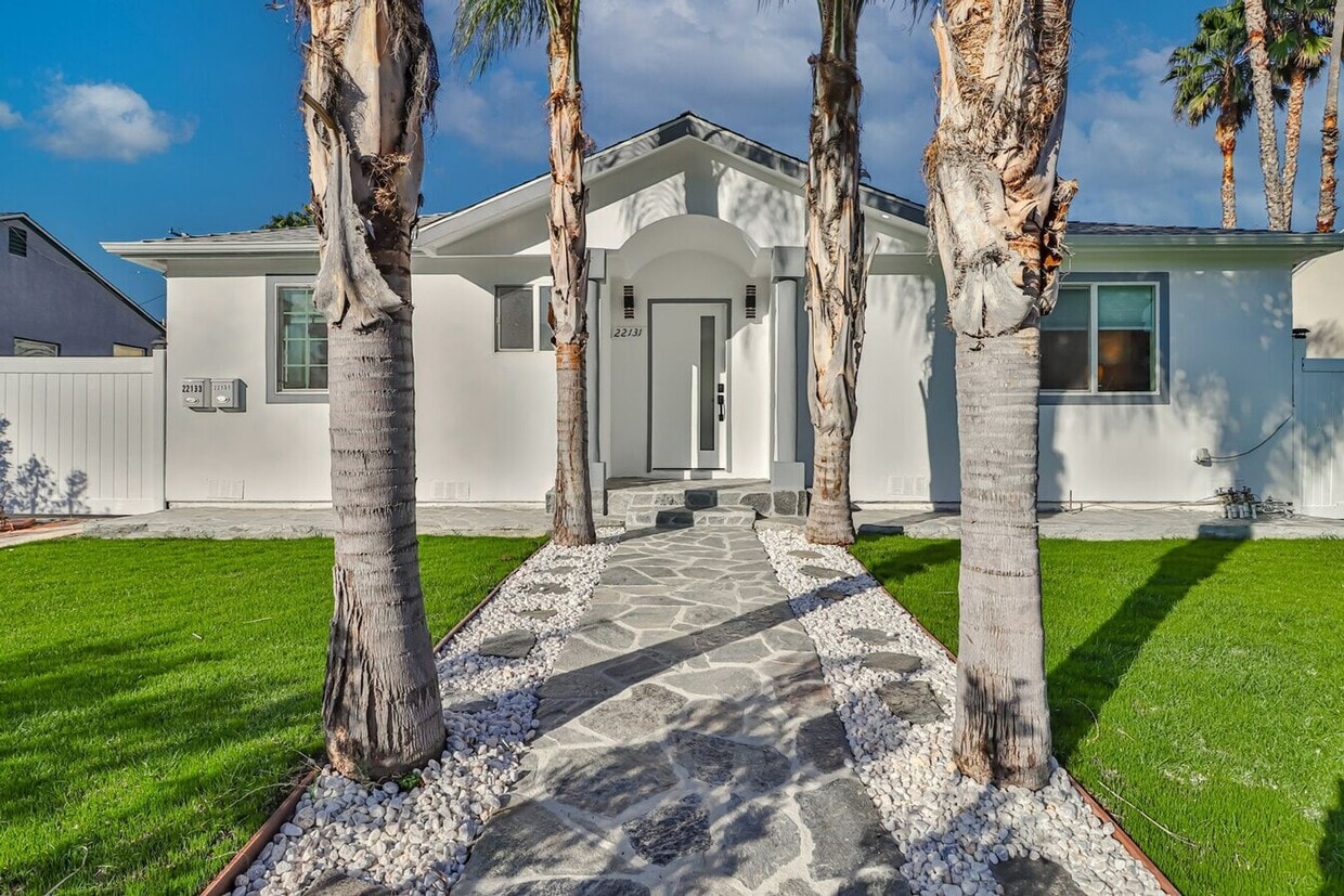 Foto principal - Modern 3-Bed/3-Bath Townhome