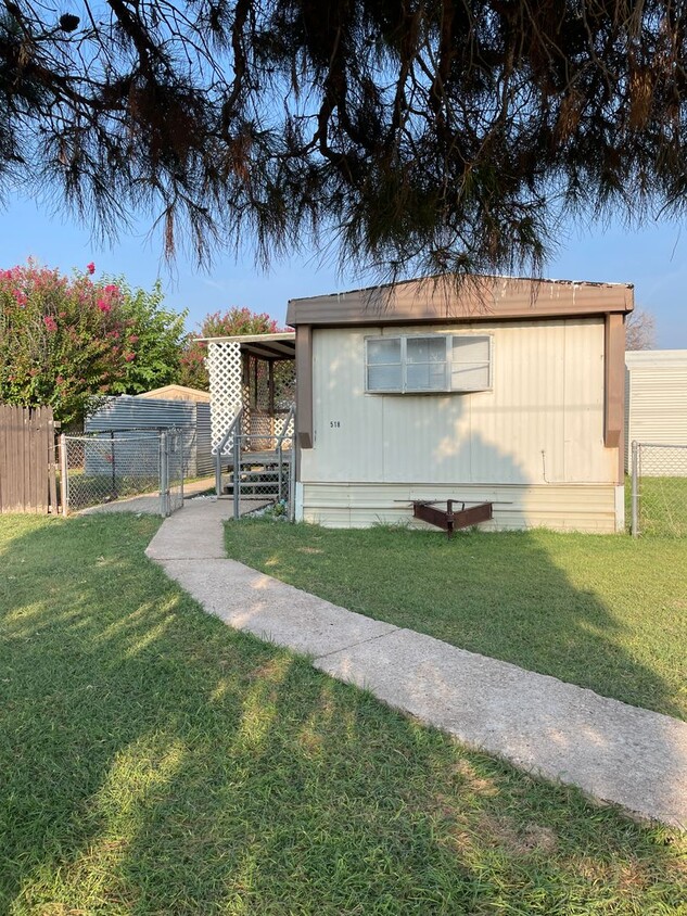 Primary Photo - 2 bed 1 bath trailer house