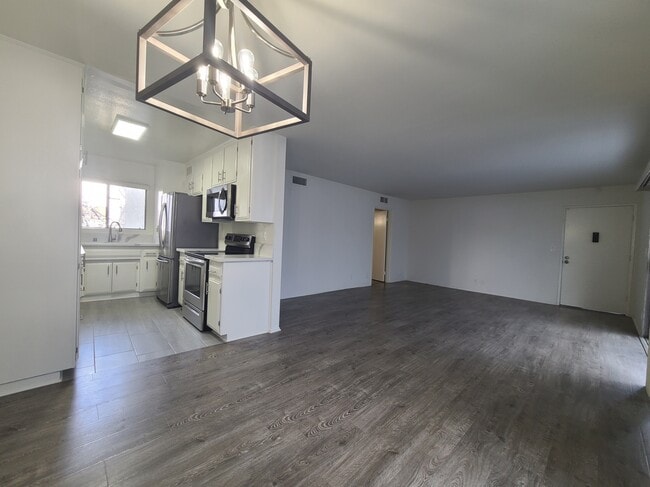 Building Photo - 105 N Croft Ave