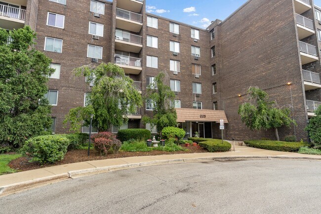 Building Photo - 225 S Rohlwing Rd