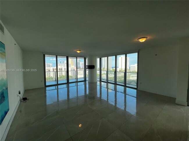 Foto del edificio - 300 Sunny Isles Blvd