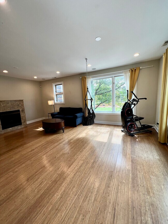 Building Photo - 950 W Cullerton St