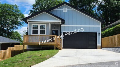 Building Photo - 208 Forest St