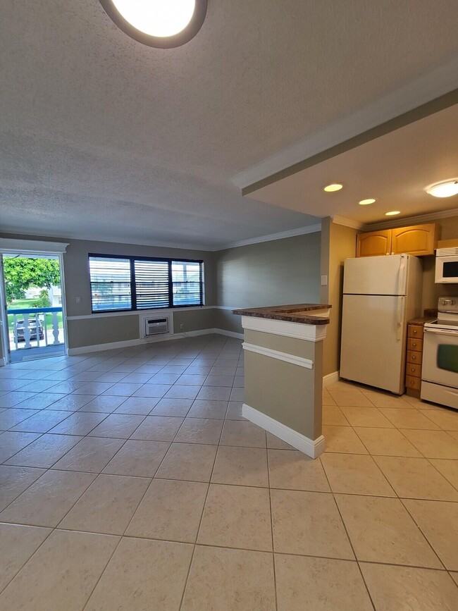 Building Photo - 37 Windsor B