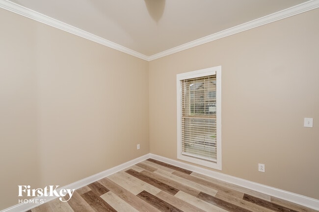 Building Photo - 145 Pine Ct