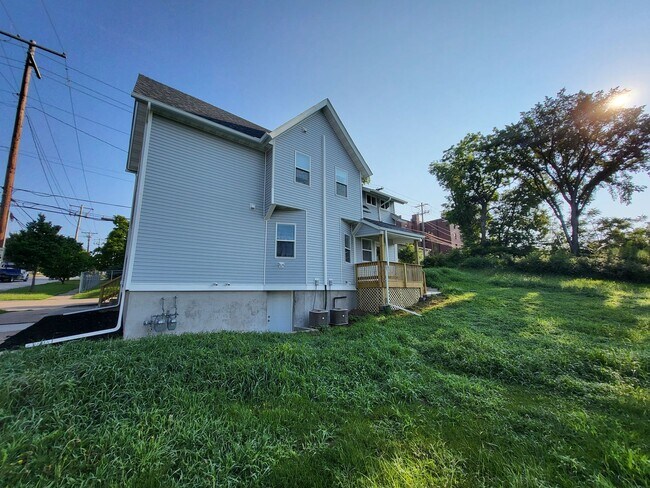 Building Photo - 613 Pershing Ave