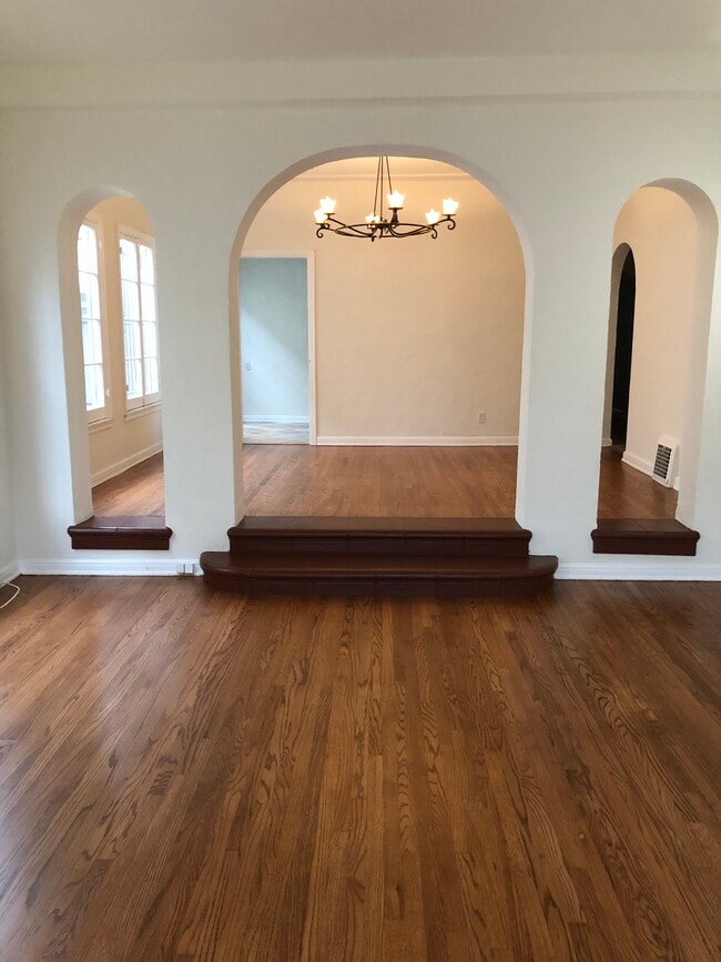 Building Photo - 320 N Genesee Ave