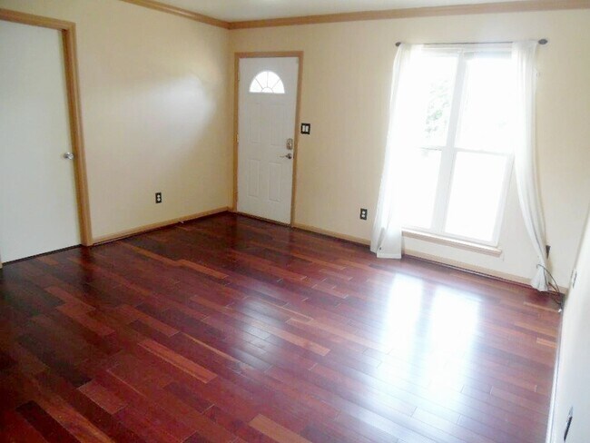 Foto del edificio - Great Curb Appeal, Location, and Price!