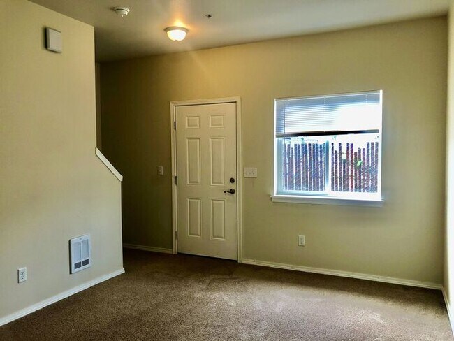 Building Photo - 6923 N Fessenden St