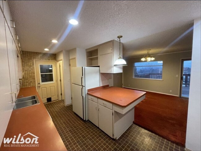Building Photo - Exceptional 5-Bedroom Home in Terrace Heig...