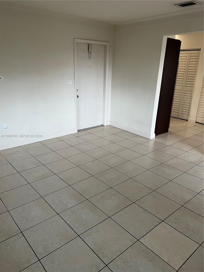 Foto del edificio - 890 NW 22nd Ct