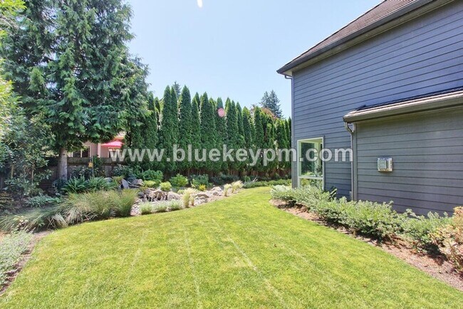 Building Photo - 3 Bed, 2.5 Baths Luxury Home Located Near ...
