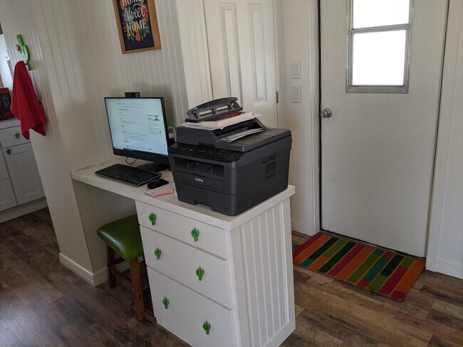 Escritorio y puerta de entrada - 604 Havasu Ln