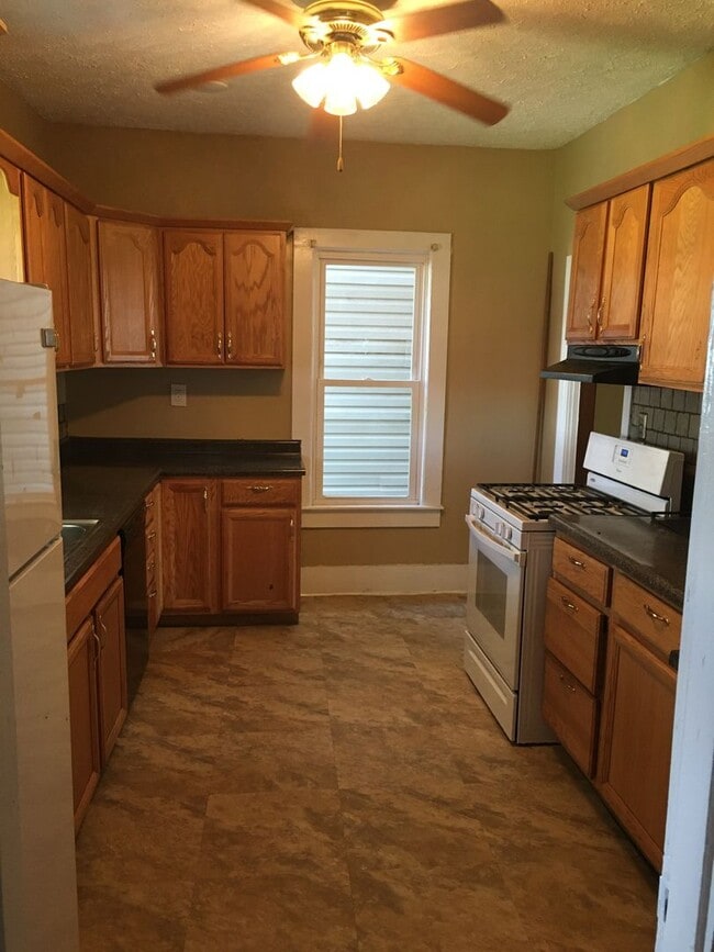Building Photo - Spacious 4 Bedroom Home